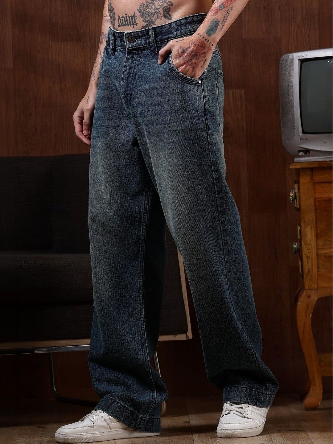 Eszett Men Mid-Rise Light Fade Jeans