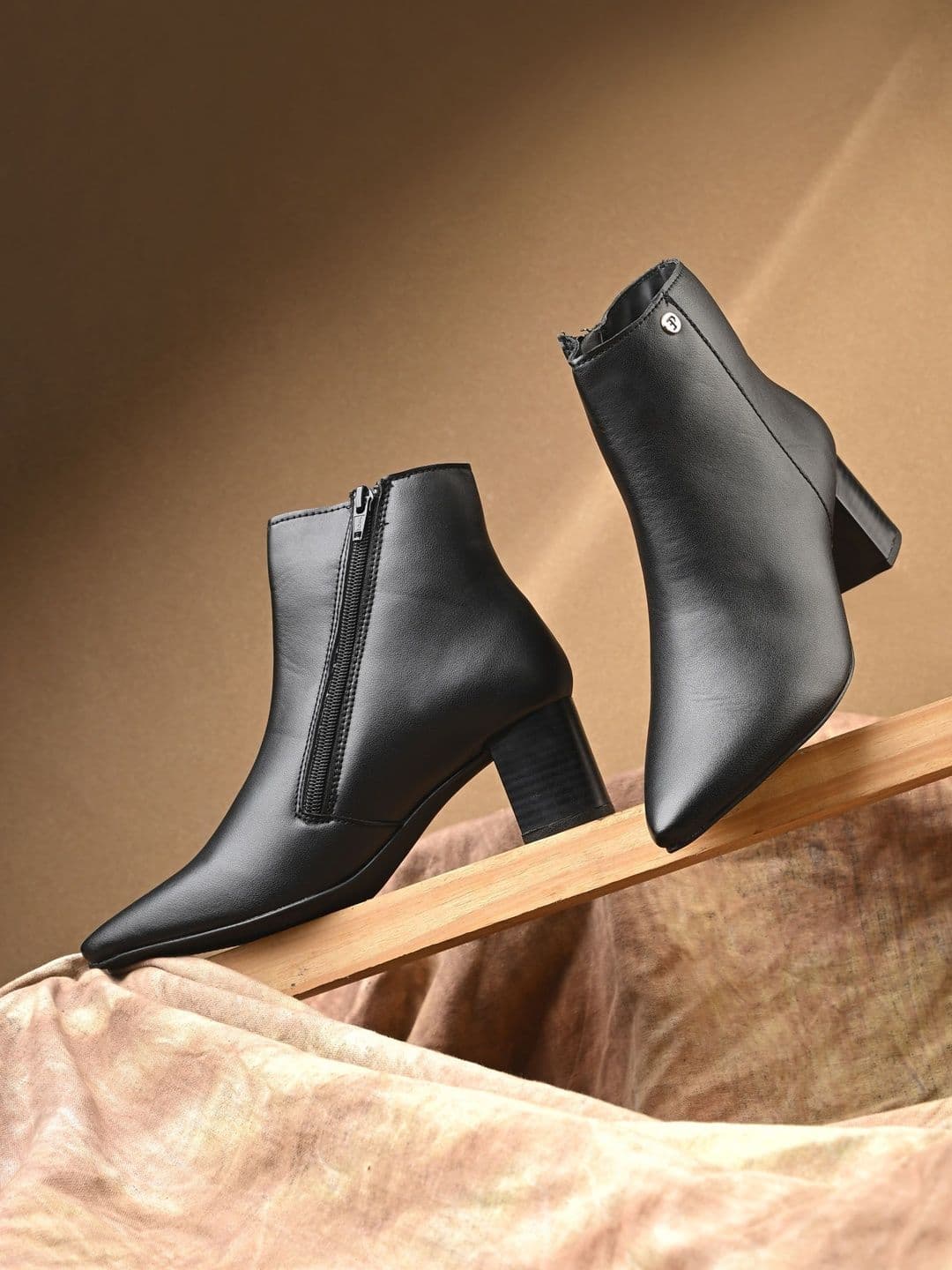 El Paso Women Pointed Toe Solid Chelsea Boots